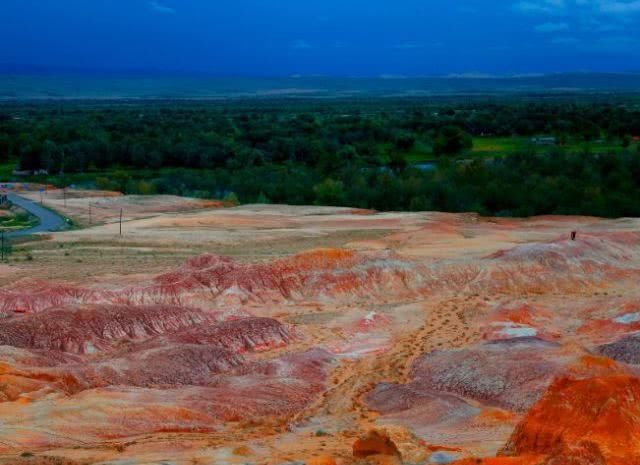 新疆最奇妙的日落，一半是海水，一半是火焰，五彩滩之美惊艳众人