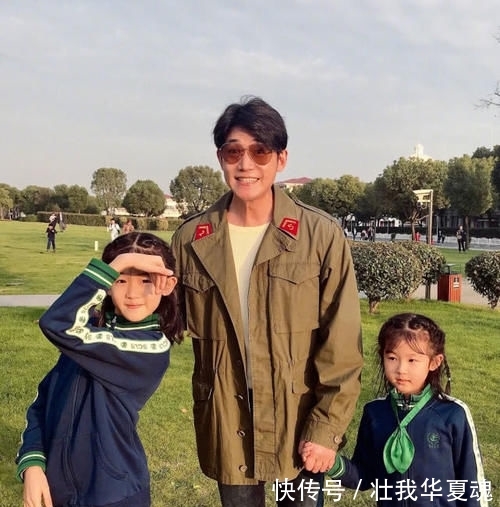  『蓝色』陆毅晒大女儿近照，11岁贝儿抱吉他自弹自唱，身高已到爸爸肩膀