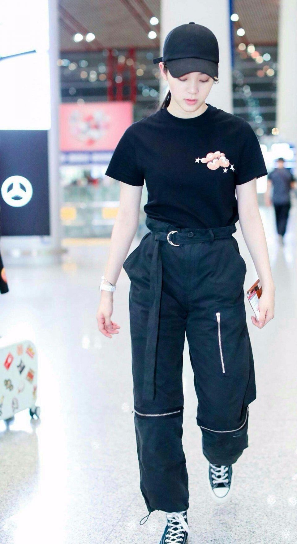 欧阳娜娜够了，腰带勒的这么紧就为了显腰细!网友:怎么解下来?