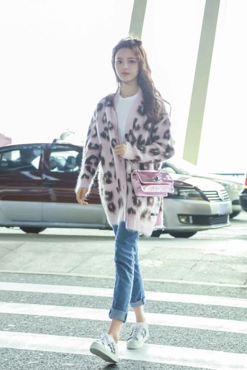 杨超越甜美启程时装周！