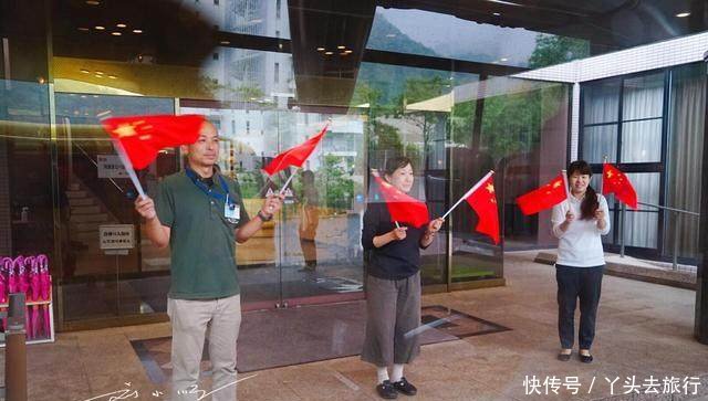 当中国游客离开日本时,日本的酒店员工居然对他们做出这样的举动
