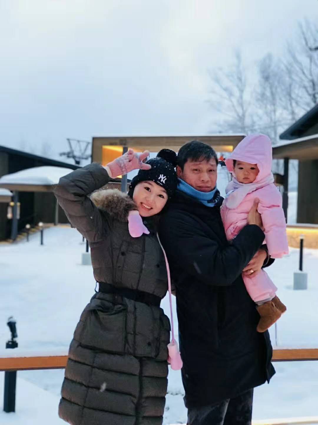 范志毅的5个女人,个个都是大长腿,3个老婆是,20岁女儿腿长一米