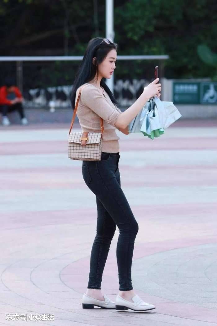 街拍:浅紫紧身裤尽显女神范, 小姐姐简约大气, 让人过目不忘