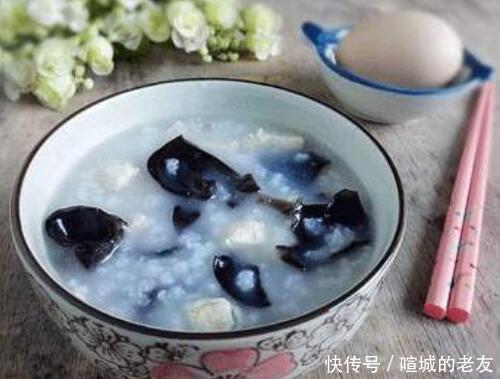 『提醒』提醒5个很多人信以为真的“祛痘方法”,正在摧毁你的皮肤