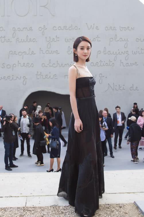 赵丽颖真会玩，裙子上竟有一只“小猪”, 不愧是“社会人”