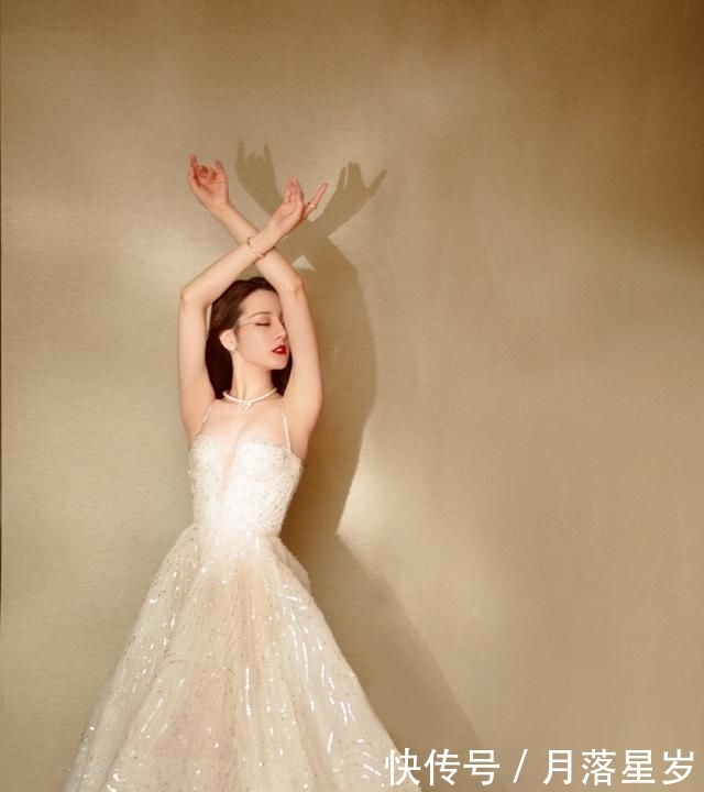 【 亮片】一袭亮片轻纱裙大秀雪白美肌，说仙女都不过分，迪丽热巴惊艳众人