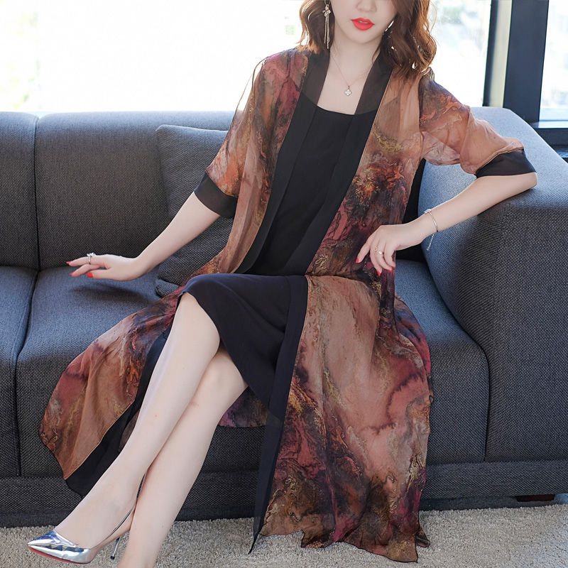 越来越多女人不穿小背心了，现时兴这“透透服”，凉爽更美嫩