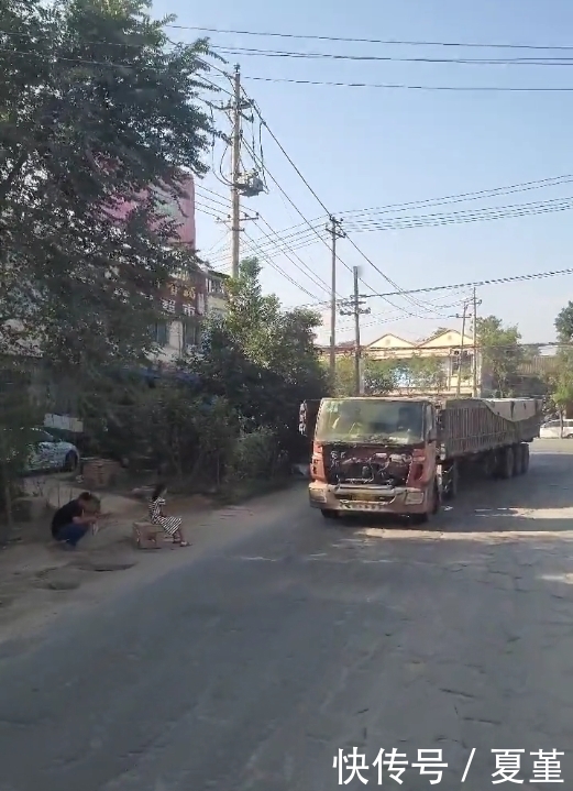  [眼界]河南封丘：公路上惊现“平头车”，专门对付限高杆，令人