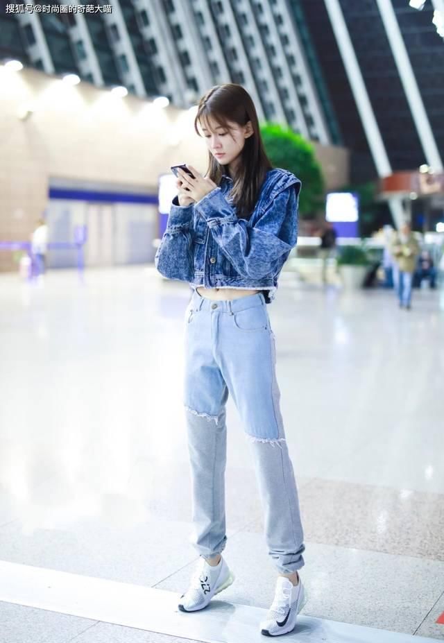  小蛮@衣服不再流行大一号！短一截晒出小蛮腰，才是开春的正确打开方式