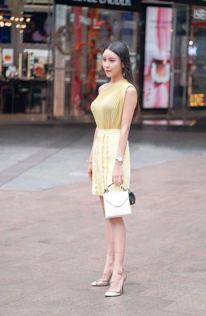 街拍：优雅的打扮不仅是穿得漂亮显身材, 更是一种内在气质