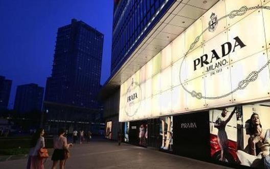 优雅女人打造普拉达，坚持不懈追求新创意，开辟时尚先驱之路