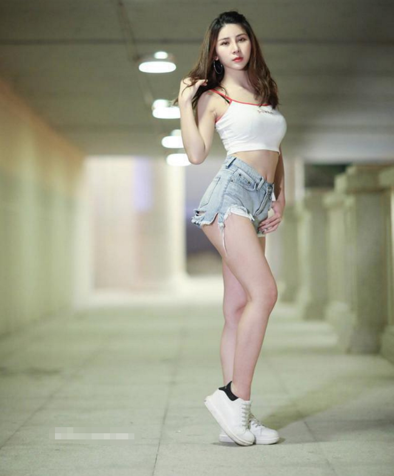 身穿粉色紧身衣美女，身材性感妩媚，突显白嫩皮肤，真·女神！