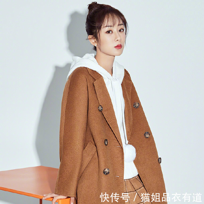 『牛仔材质』杨紫瘦了真敢玩,半身裙外穿短裤还能系上扣,以为会丑却潮到飞起