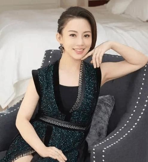 潘晓婷一改以往穿衣风格，清新脱俗，让人过目难忘