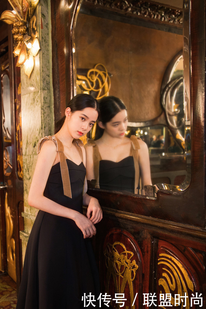 欧阳娜娜真猛!这么大胆的牛仔裤也敢穿出门,网友:我怕被人笑!