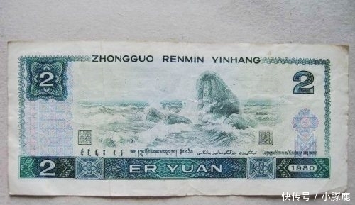 老人坐公交车没带钱,乘客向司机求情,司机说的话让全车人傻了眼