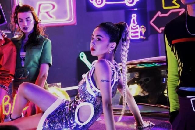 热巴倪妮美如人鱼公主，明星超模都在穿的亮片裙，到底有多惊艳?