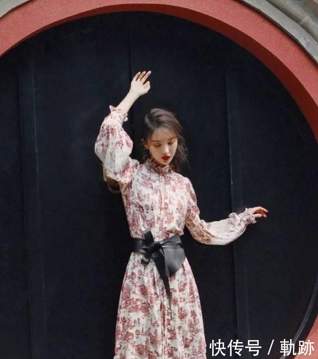 『花朵』2020开春 流行穿“开满花”的裙子,谁穿谁美!