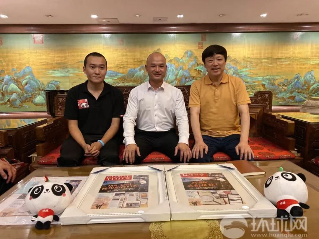  「警长」光头警长刘Sir与胡锡进、付国豪在北京会面，互赠礼物