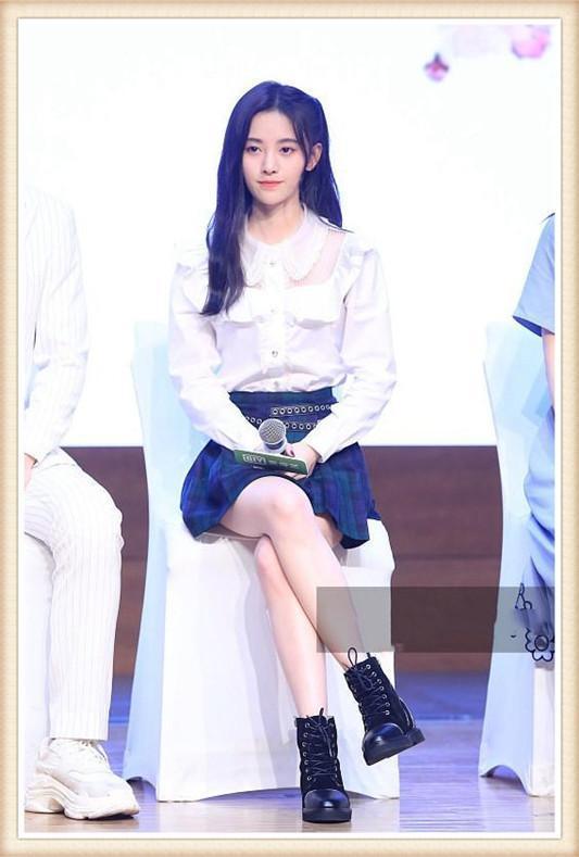 鞠婧祎腿夹的真高明！一丝缝隙都没有，把张哲瀚礼貌眼都逼出来了