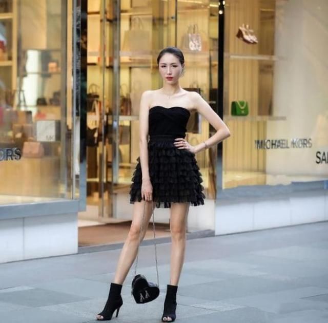  [搭配]街拍：小姐姐黑色露肩连衣裙搭配鱼嘴高跟短靴，尽显时尚魅力