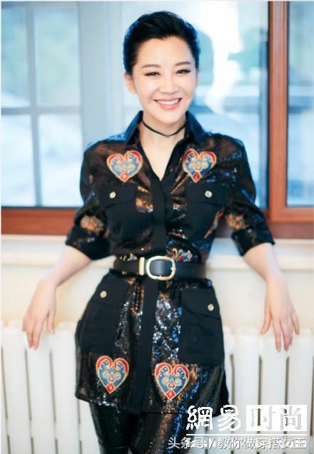 许晴年近50依旧风情万种 穿搭也是很有一套