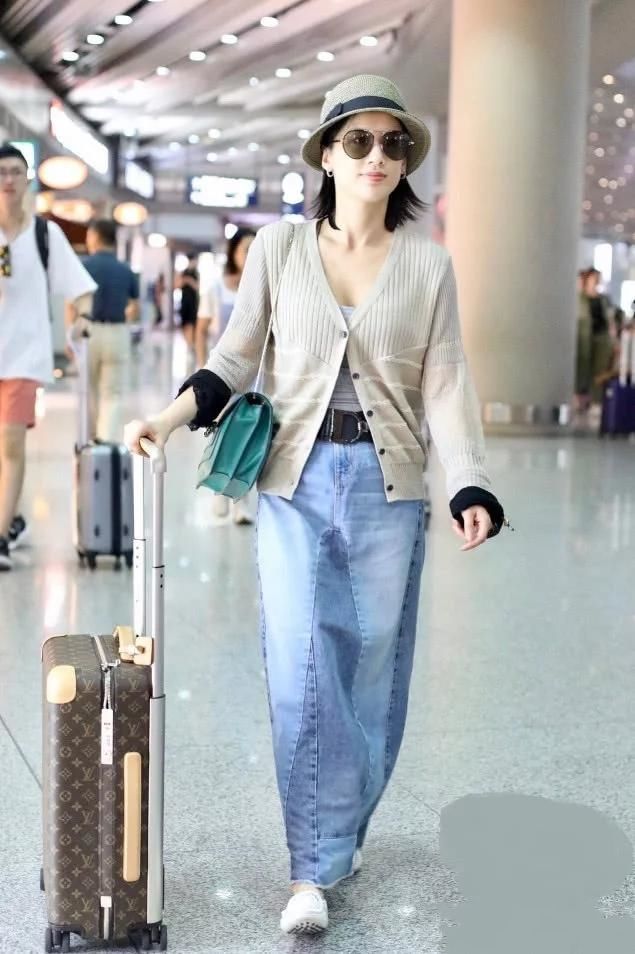 黄圣依赶潮流,把裤子“剪”成裙子穿,网友:见过的最奇葩的时尚