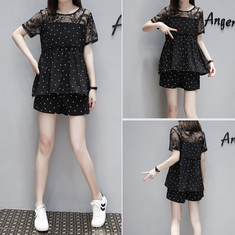 现在的女人真大胆，穿超短裤+高跟鞋出门，美的路人都迈不开腿