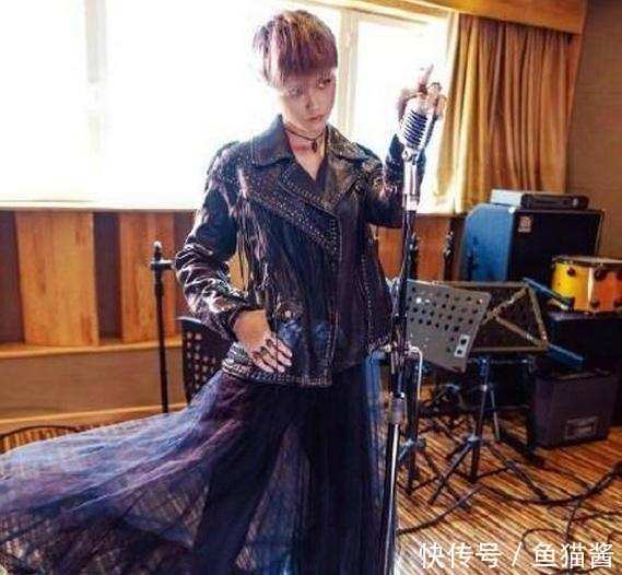 董卿“外裤内穿”还可以理解, 莫文蔚“内裤外穿”是什么鬼哟?