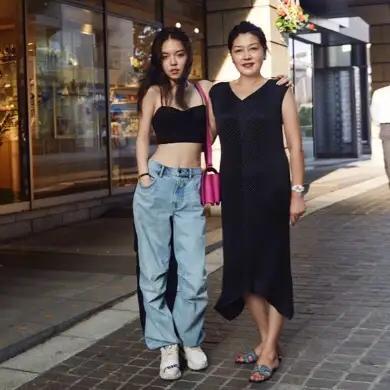 「女人」50岁哈文变发色焕发女人魅力!涂红唇戴“心形”项链,晒男发型师