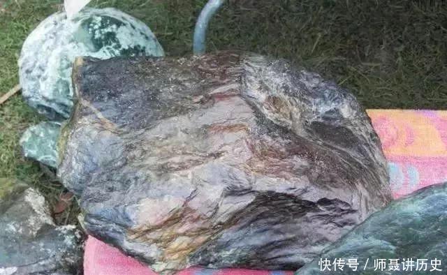  【玉石】谁说老外不玩奇石, 看看国外的石头市场是啥样!