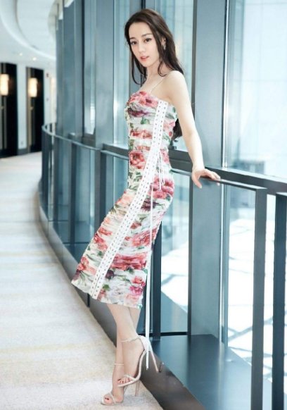 有一种高跟鞋叫迪丽热巴的鞋,你穿着像农妇,而她却穿出女神气质