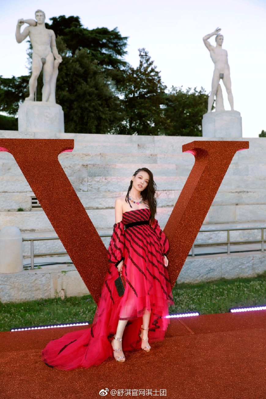 舒淇太厉害了！仅穿了一块绸缎就现身活动，网友：身材好就是任性