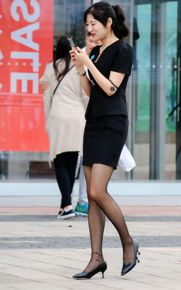 制服姐妹花当街秀身材，曼妙的身姿让人羡慕，修长的黑丝美腿诱惑