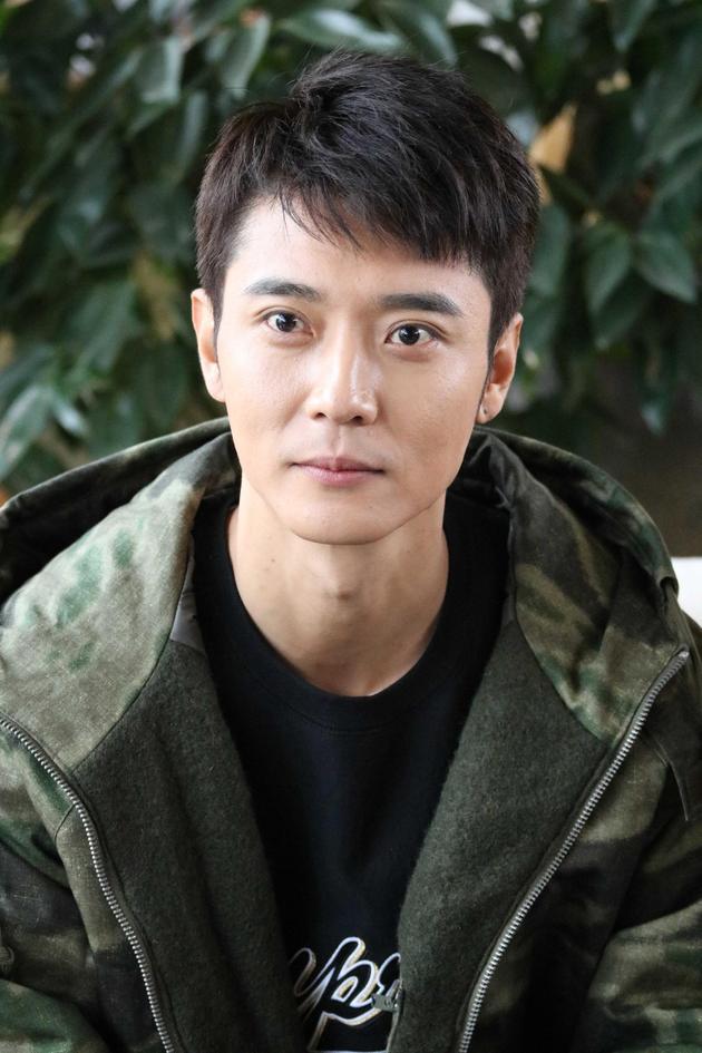 张丹峰拉着洪欣出来辟谣，解释为什么老晒经纪人：想让圈内人认清