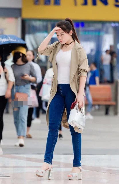 气质小姐姐抬手遮挡眼光十分淑女，被路人男子抢镜，让人哭笑不得