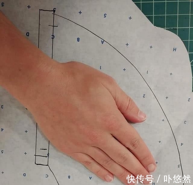 『添加』礼服这样设计才独具一格,原来是从胸前添加褶皱,更加立体有质感