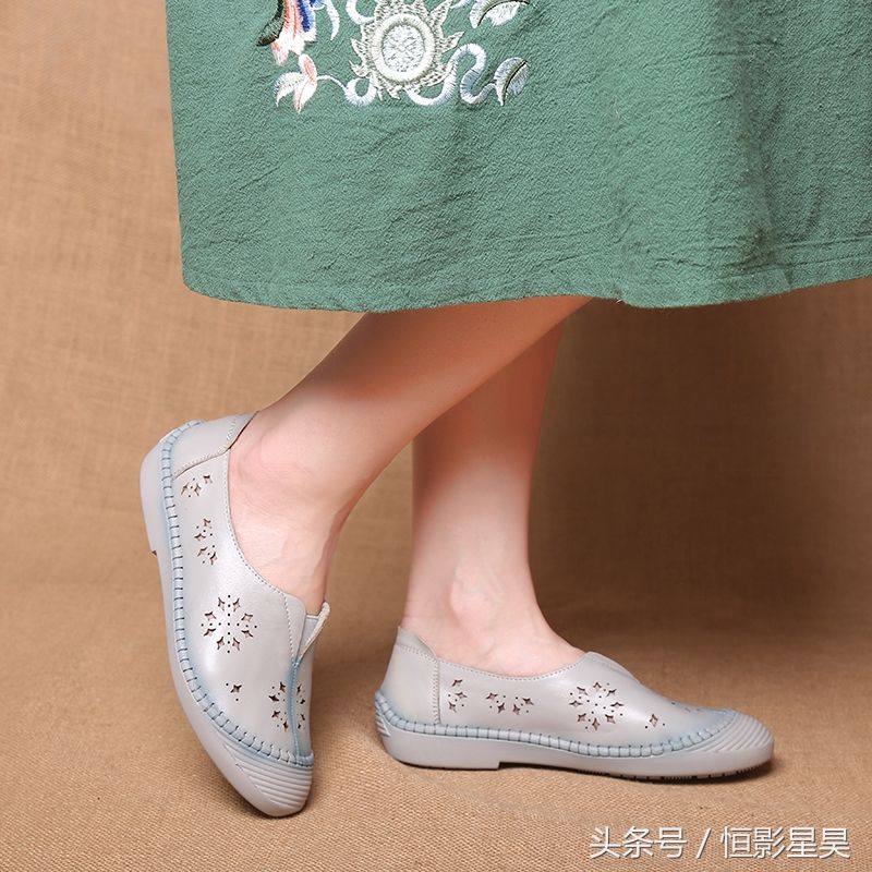 四五十女人别老穿高跟鞋，穿时髦民族风女鞋，美的不像中年人