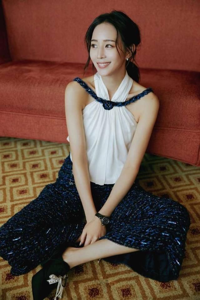 张钧甯亮相某活动现场秀美背撩发迷人，穿衣打扮又秀出新高度