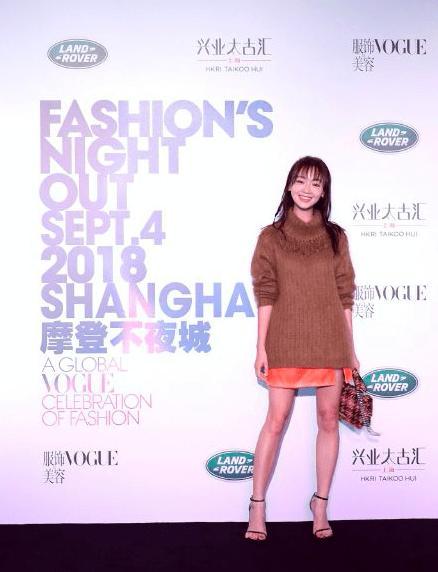 吴谨言大热天穿棕色高领厚毛衣，热得她刘海根根分明，面泛油光