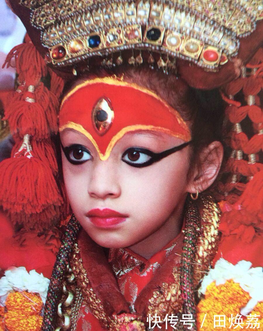 尼泊尔的“活女神”,国王见了都得下跪,必须面无表情,孤独终老