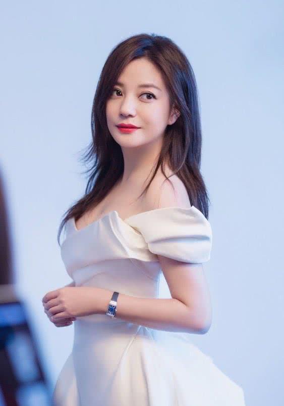 赵薇真是太奇葩了，牛仔裤里还穿了一条黑色“秋裤”，提前过冬？