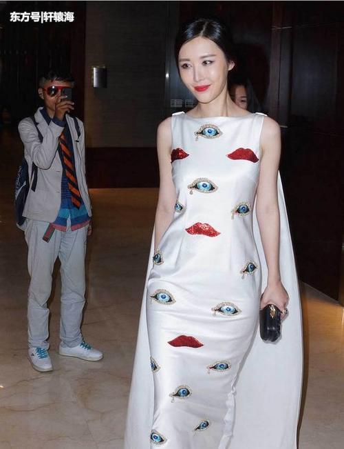 田朴珺穿高跟鞋时尚性感，当她换上平底鞋，网友：有些尴尬了！