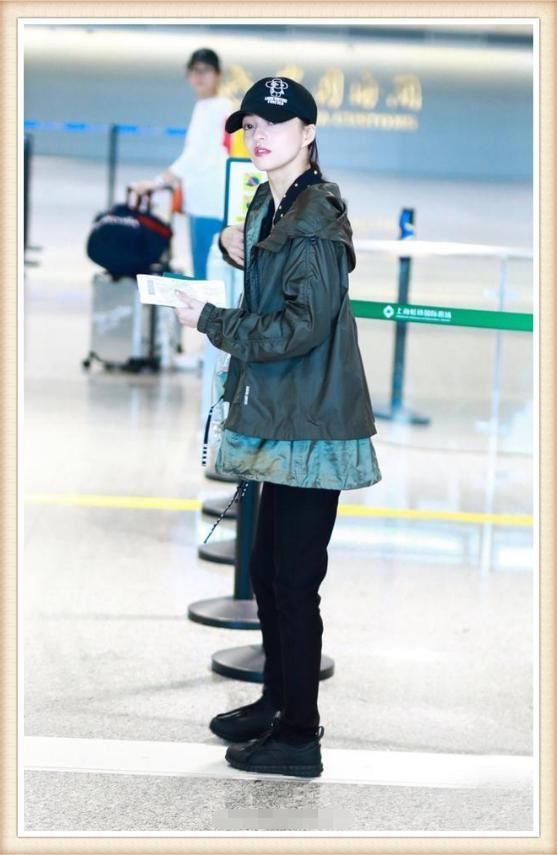 张韶涵现机场，4千块的透明手袋毫无隐私可言，网友：白给我都不