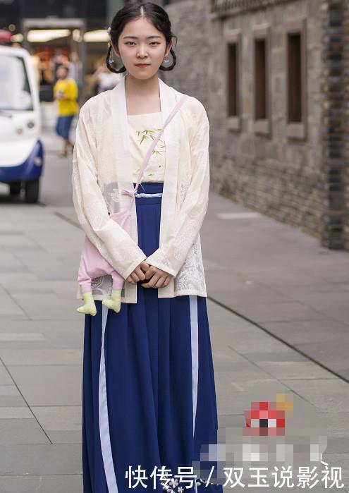 街拍：穿古装出镜的美女，图5这一身走大街上回头率很高吧！