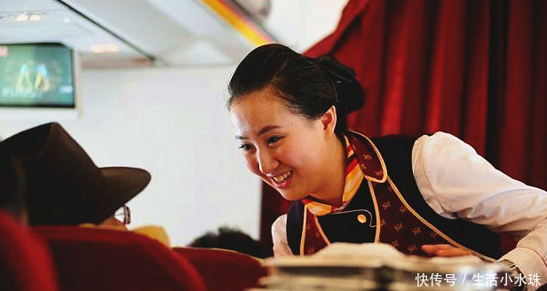 为什么坐飞机时，空姐会不停的送吃的？多数人不知其中“玄机”