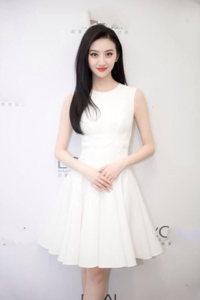 服了景甜！短到大腿根的短裤也敢穿着走机场，网友：张继科怎么看