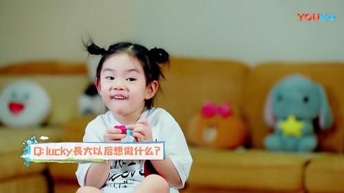 戚薇巴黎时装周看秀，三白眼比ab明显，没戴大美瞳有点认不出来！