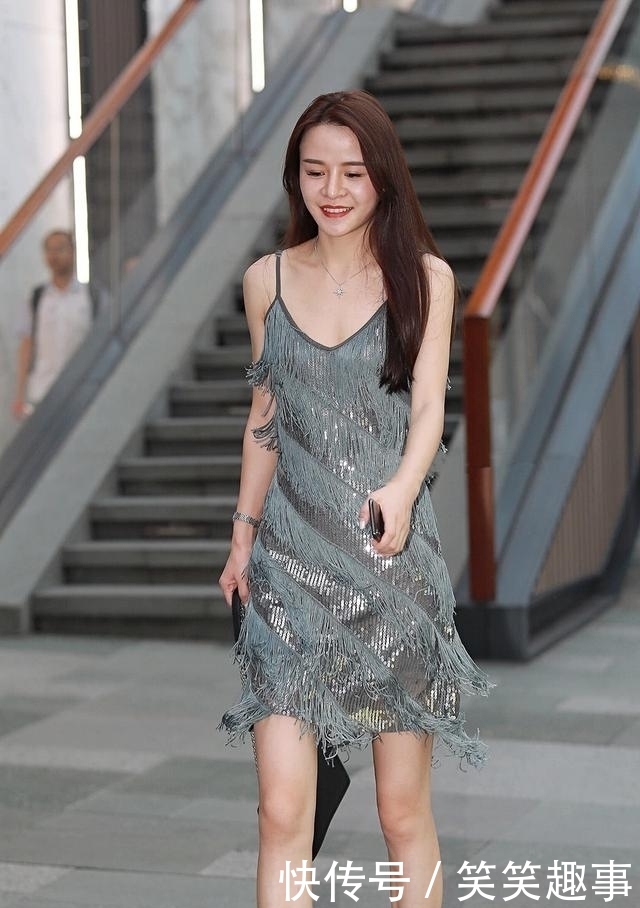  「女性」吊带裙，时尚又灵动，彰显现代女性潮流审美