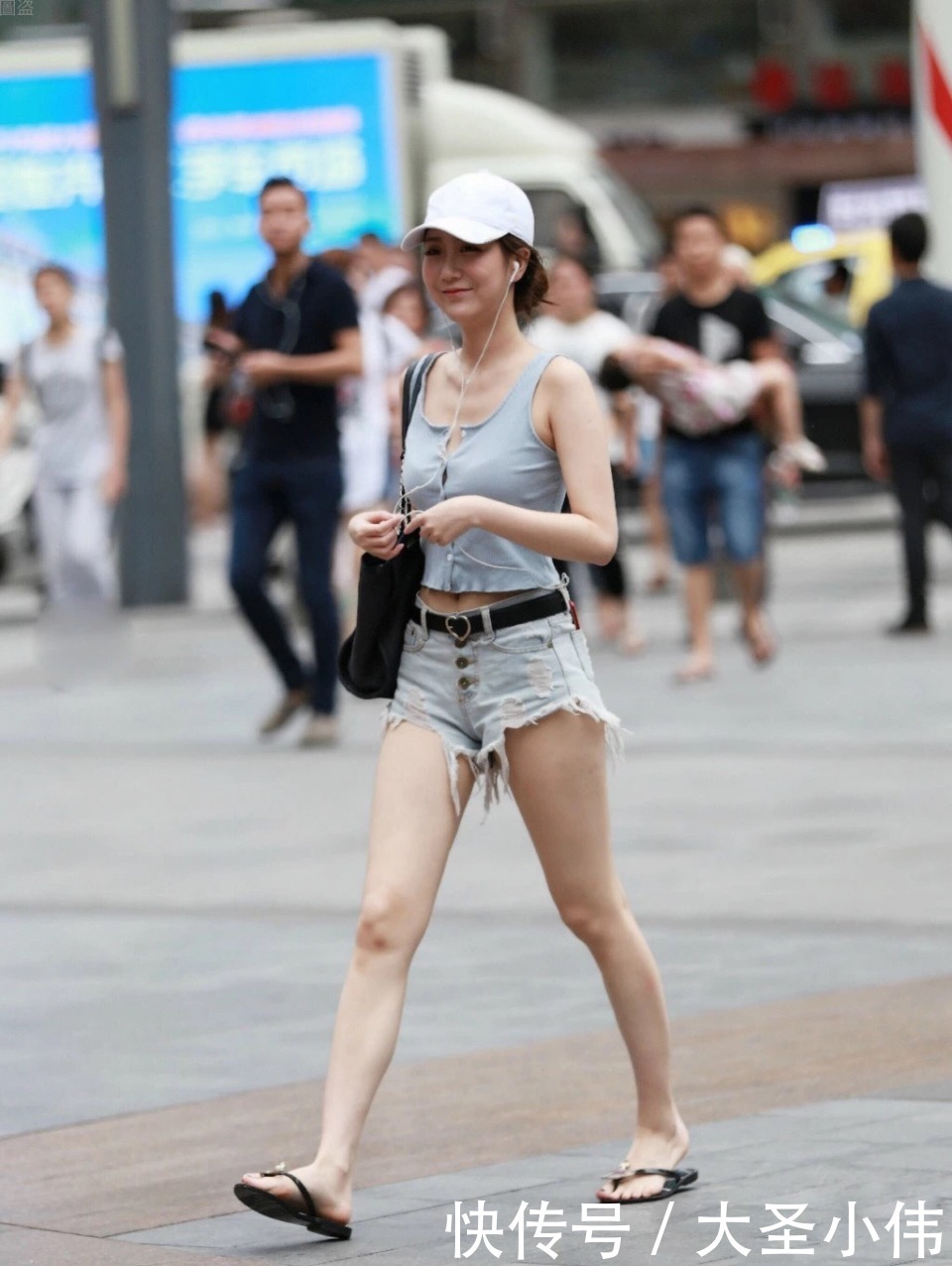 白皙|美女街拍:双腿好纤细,尤其是大腿,匀称又白皙!羡慕这样身材